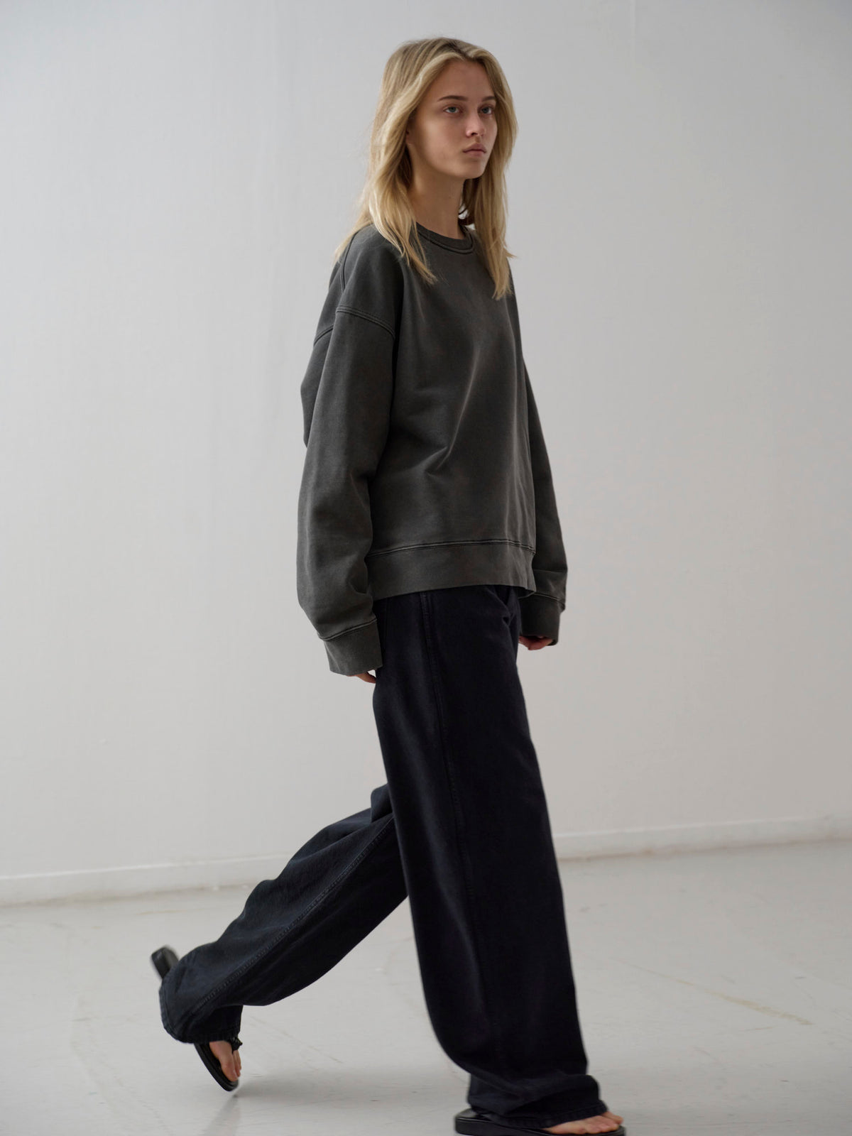 Oversized Fit Pigment Sweatshirt_charcoal