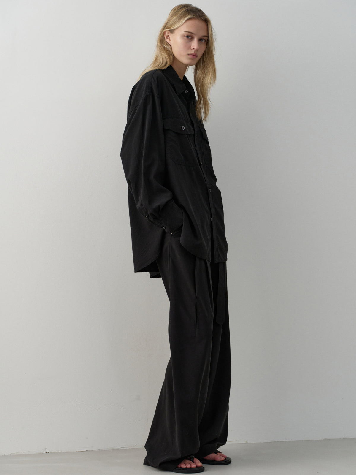 Belted Two-Tuck Wide Pants_black