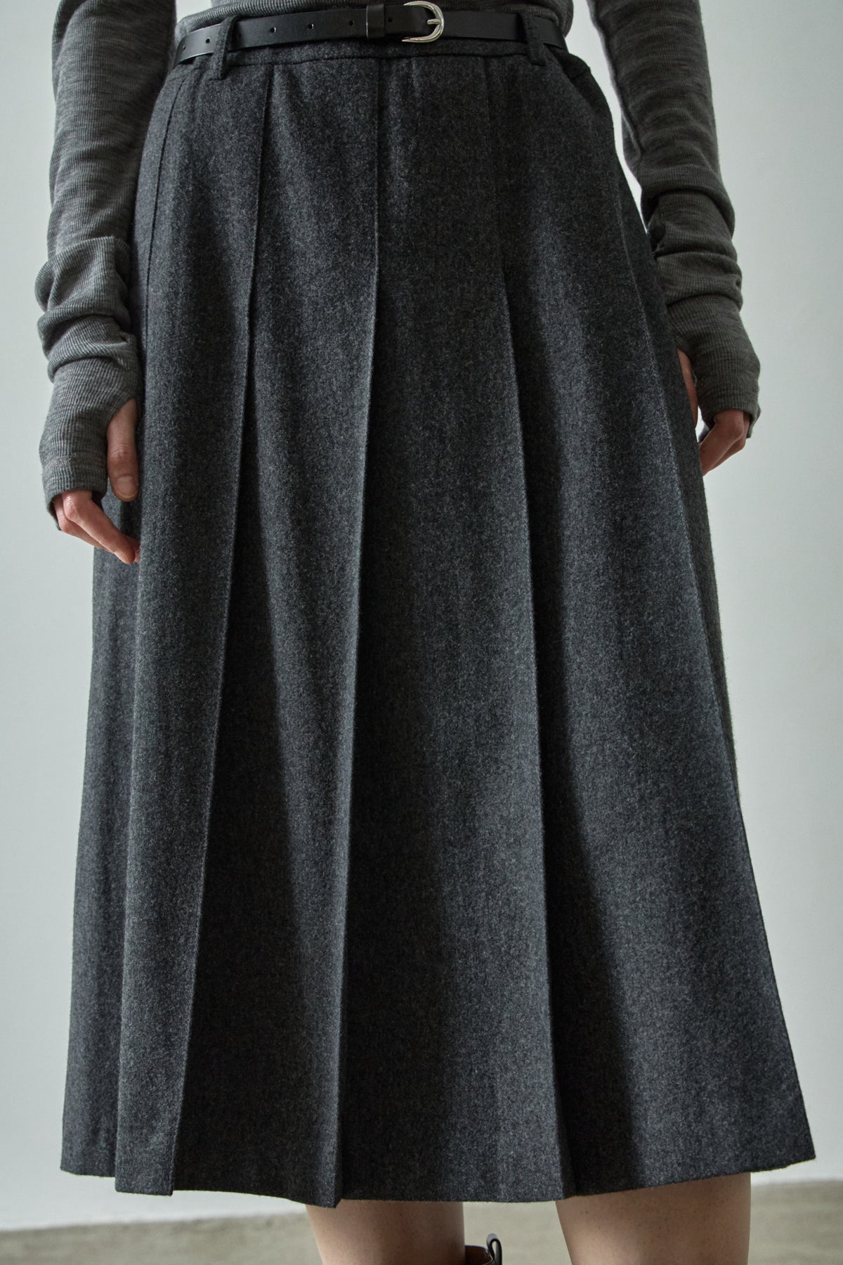 Classic Pleated Skirt_charcoal