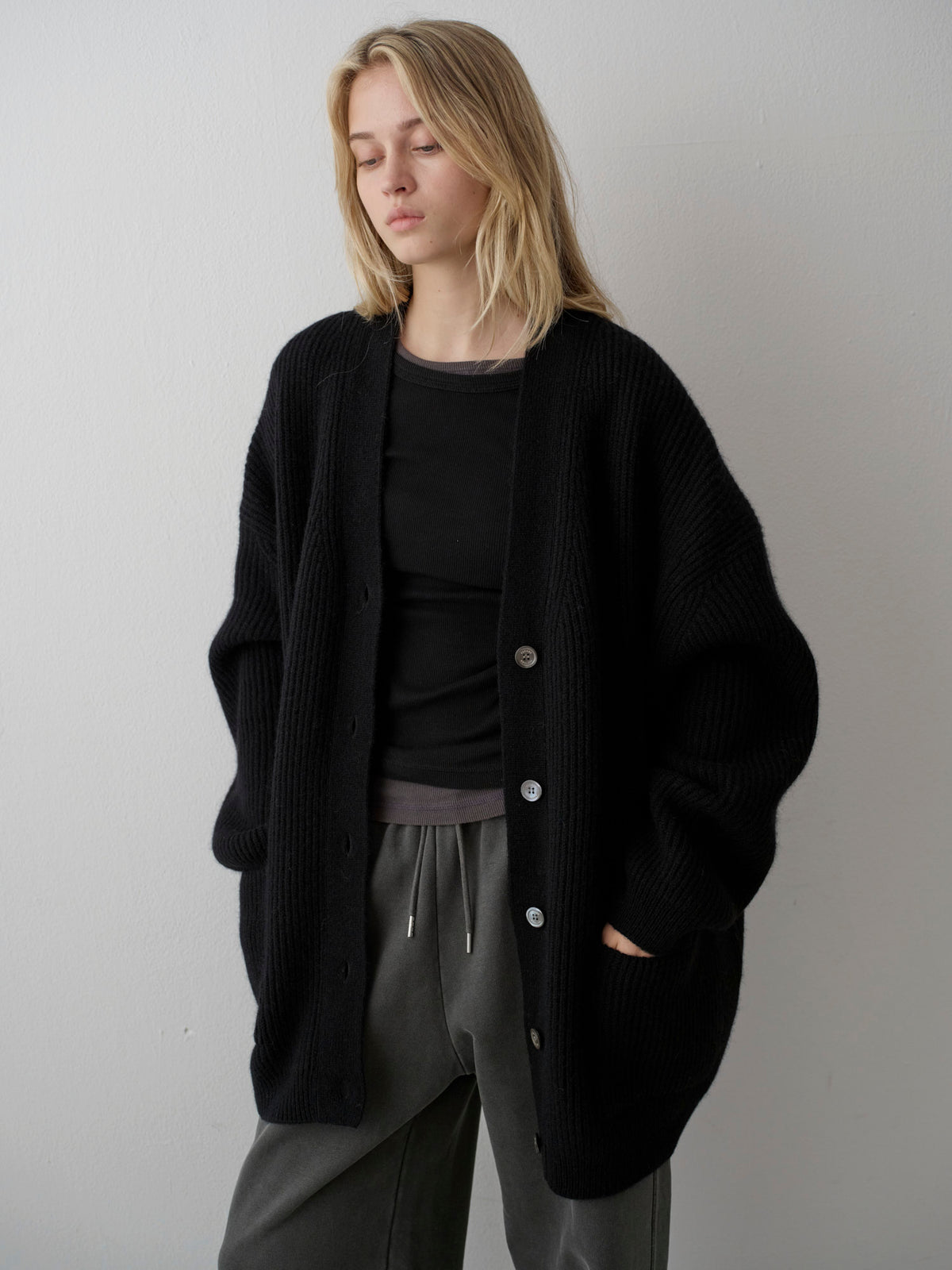 Shetland Wool V-Neck Cardigan_black