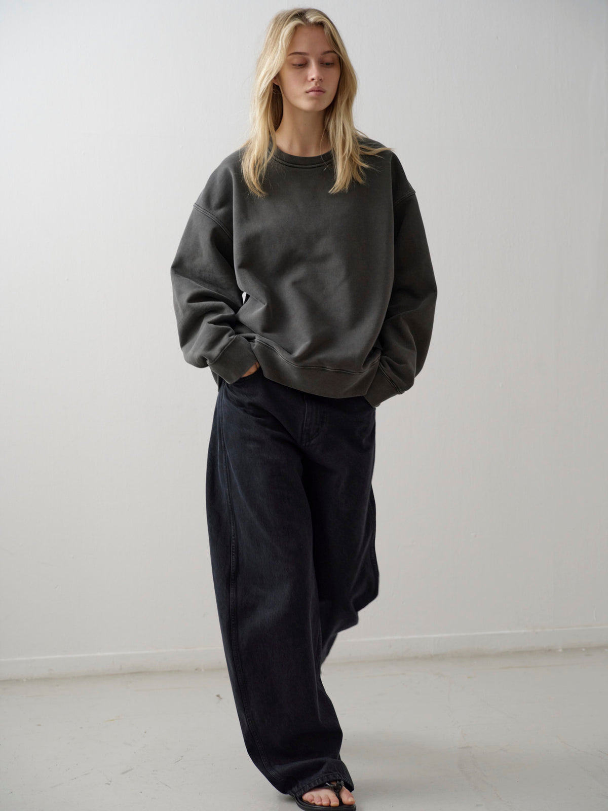 Oversized Fit Pigment Sweatshirt_charcoal