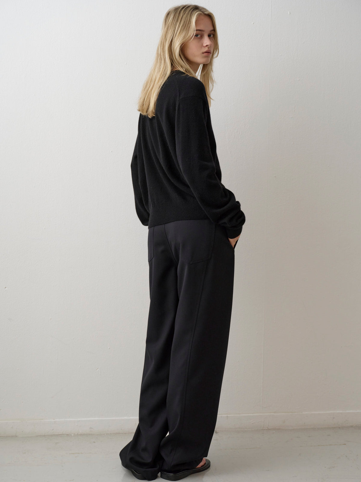 [11/18 Pre-order] Essential V-neck Knit_black
