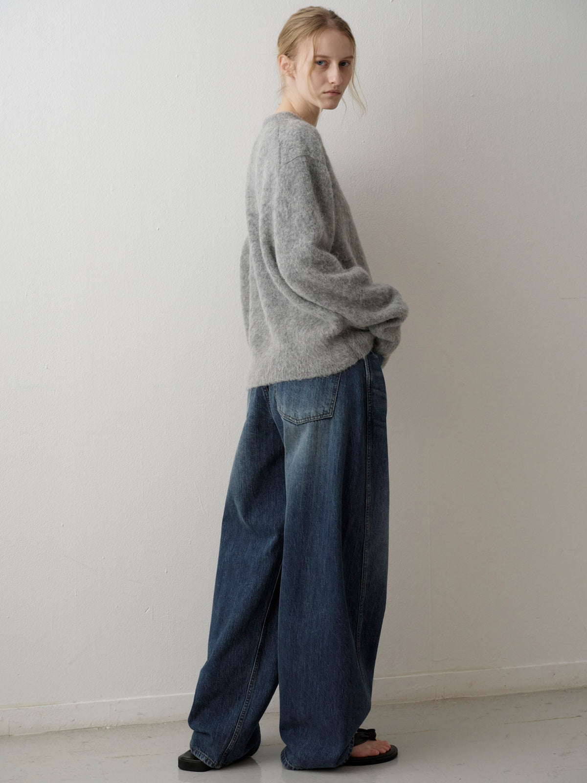 Alpaca V-Neck Sweater_grey