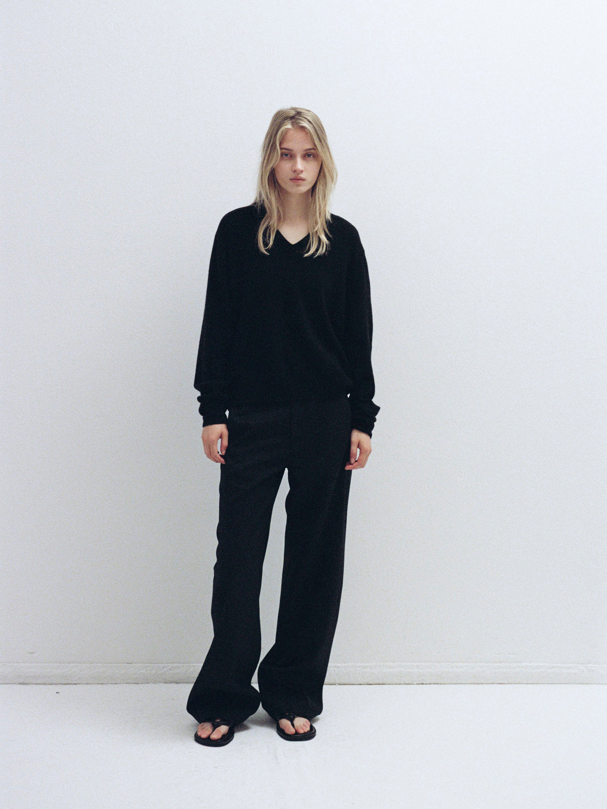 [11/18 Pre-order] Essential V-neck Knit_black