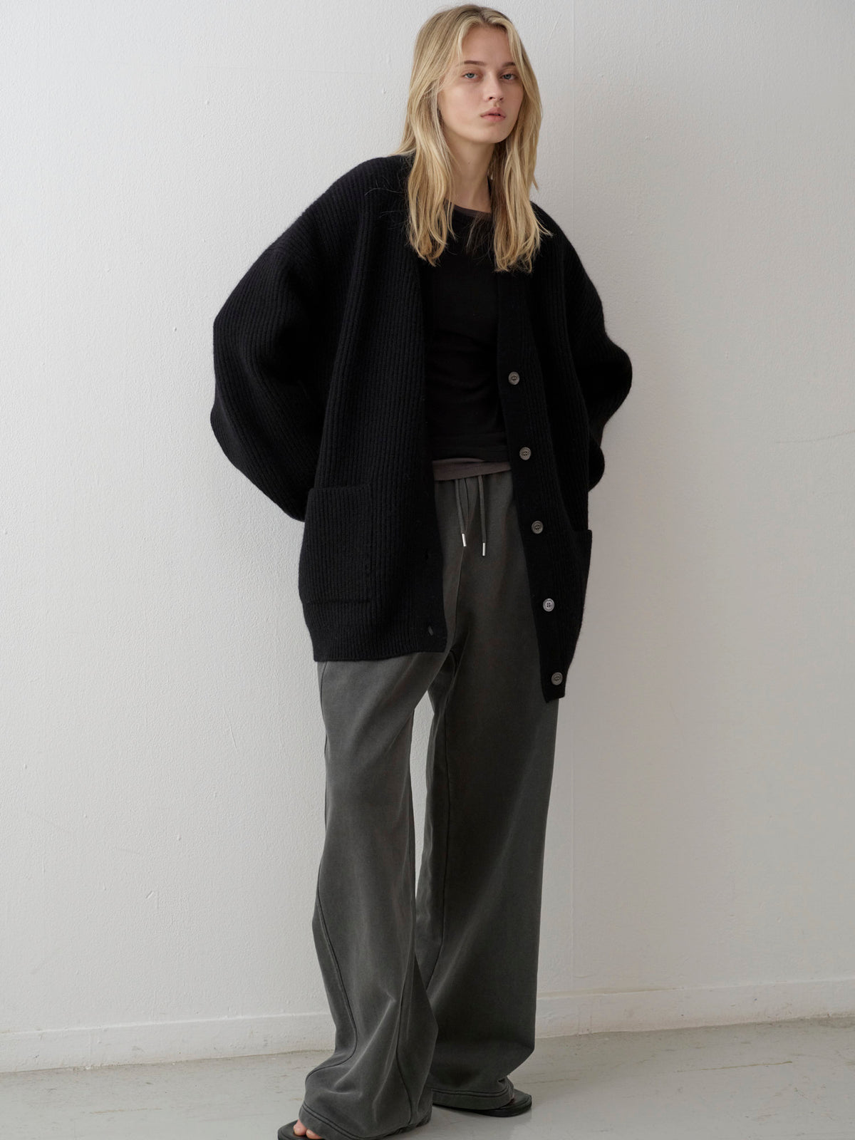 Shetland Wool V-Neck Cardigan_black