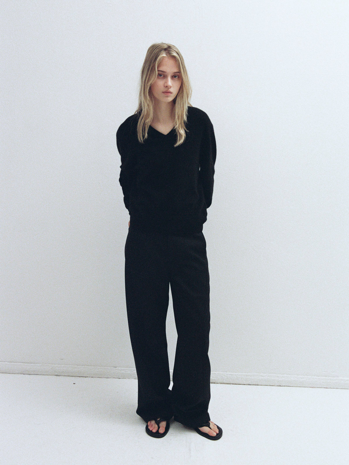 [11/18 Pre-order] Essential V-neck Knit_black