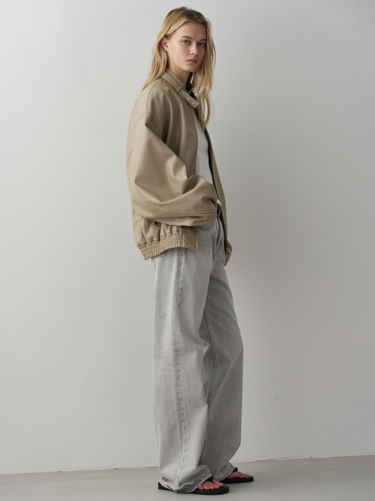High-Waist Straight Jeans_light grey