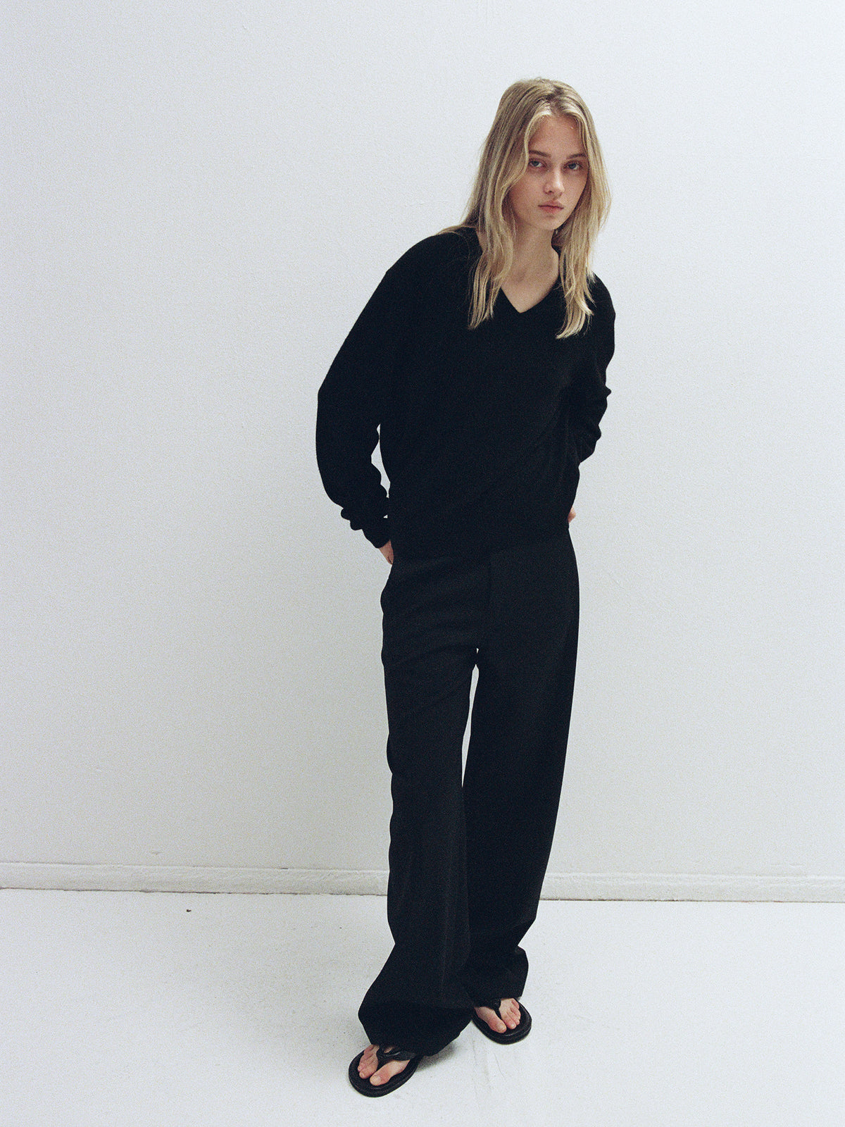 [11/18 Pre-order] Essential V-neck Knit_black