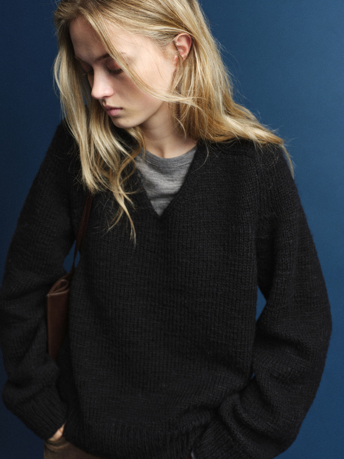 Textured V-neck Knit_black