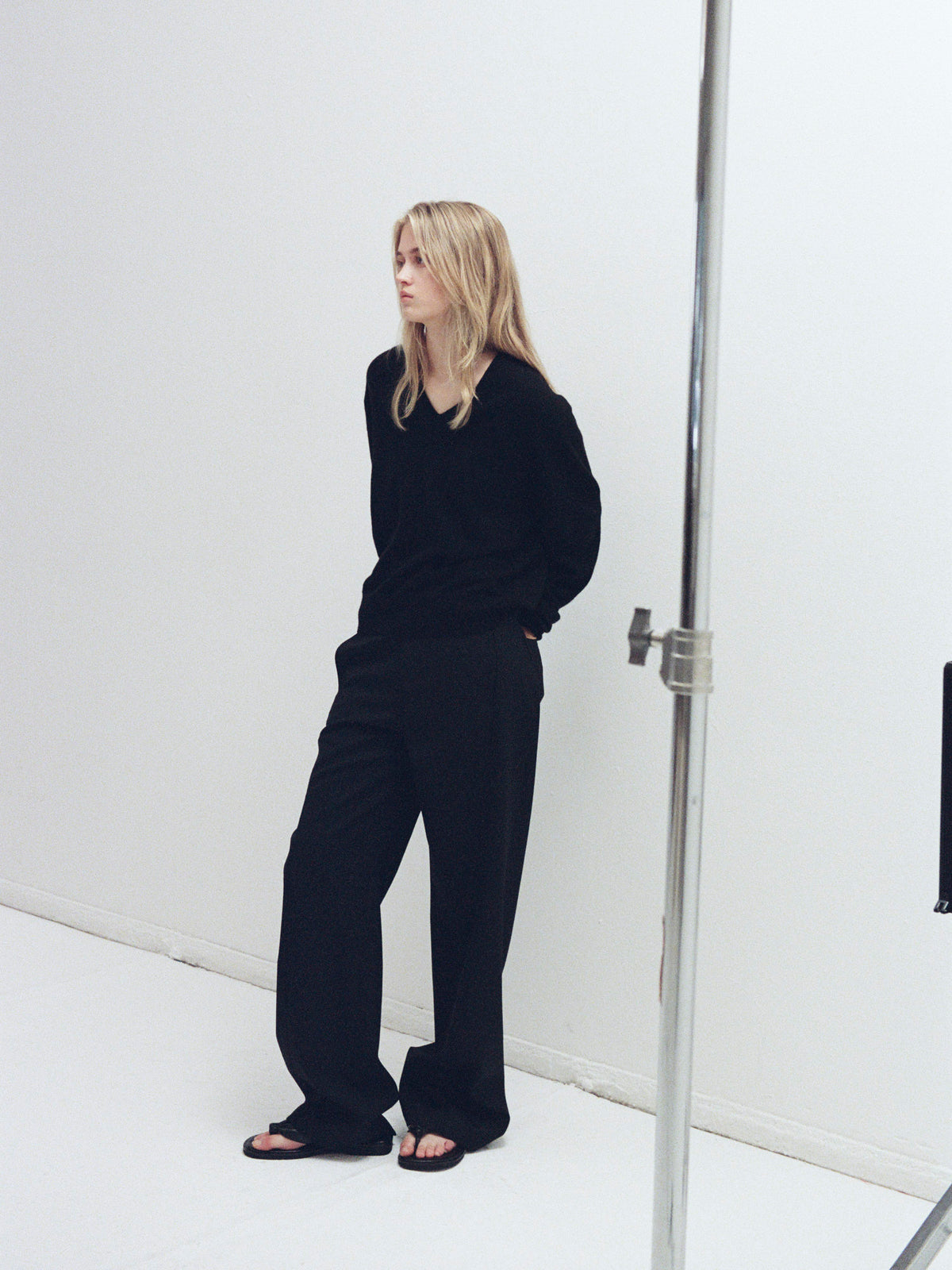 [11/18 Pre-order] Essential V-neck Knit_black