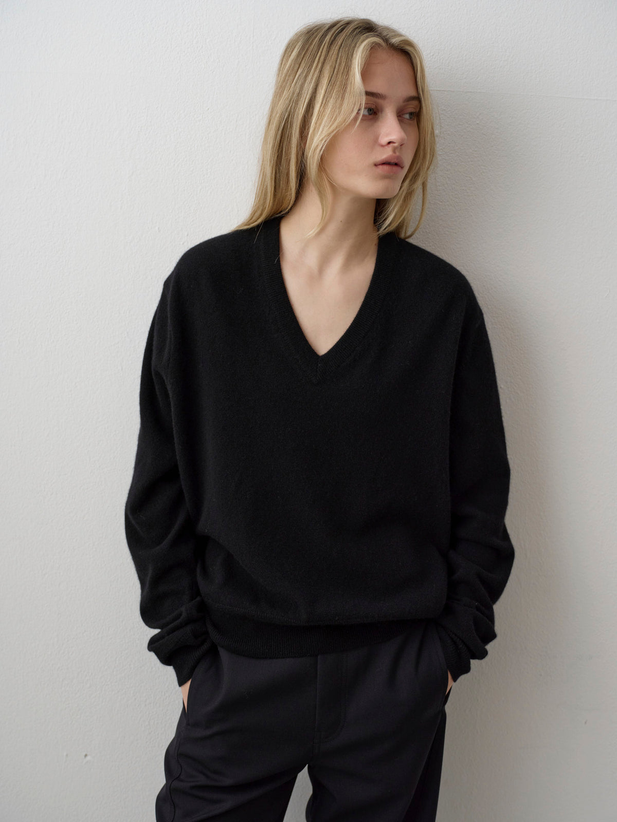 [11/18 Pre-order] Essential V-neck Knit_black