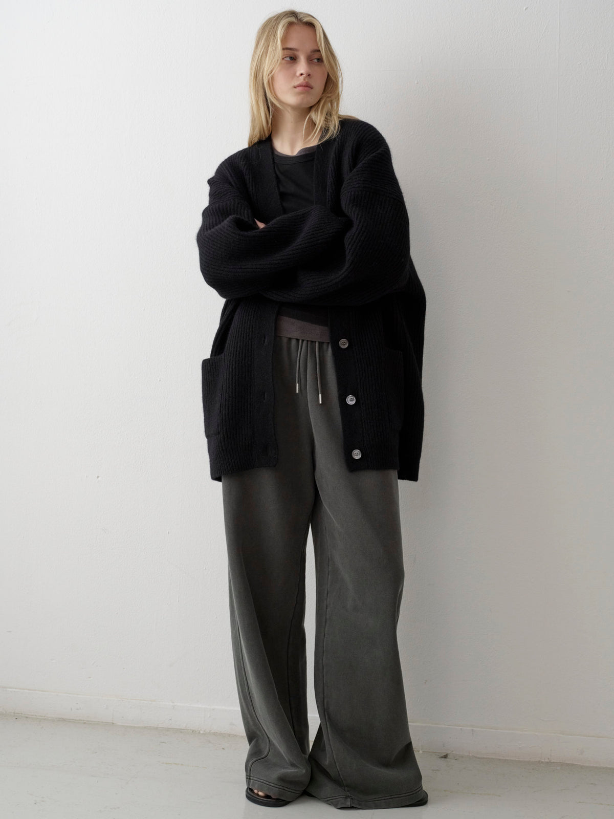 Shetland Wool V-Neck Cardigan_black