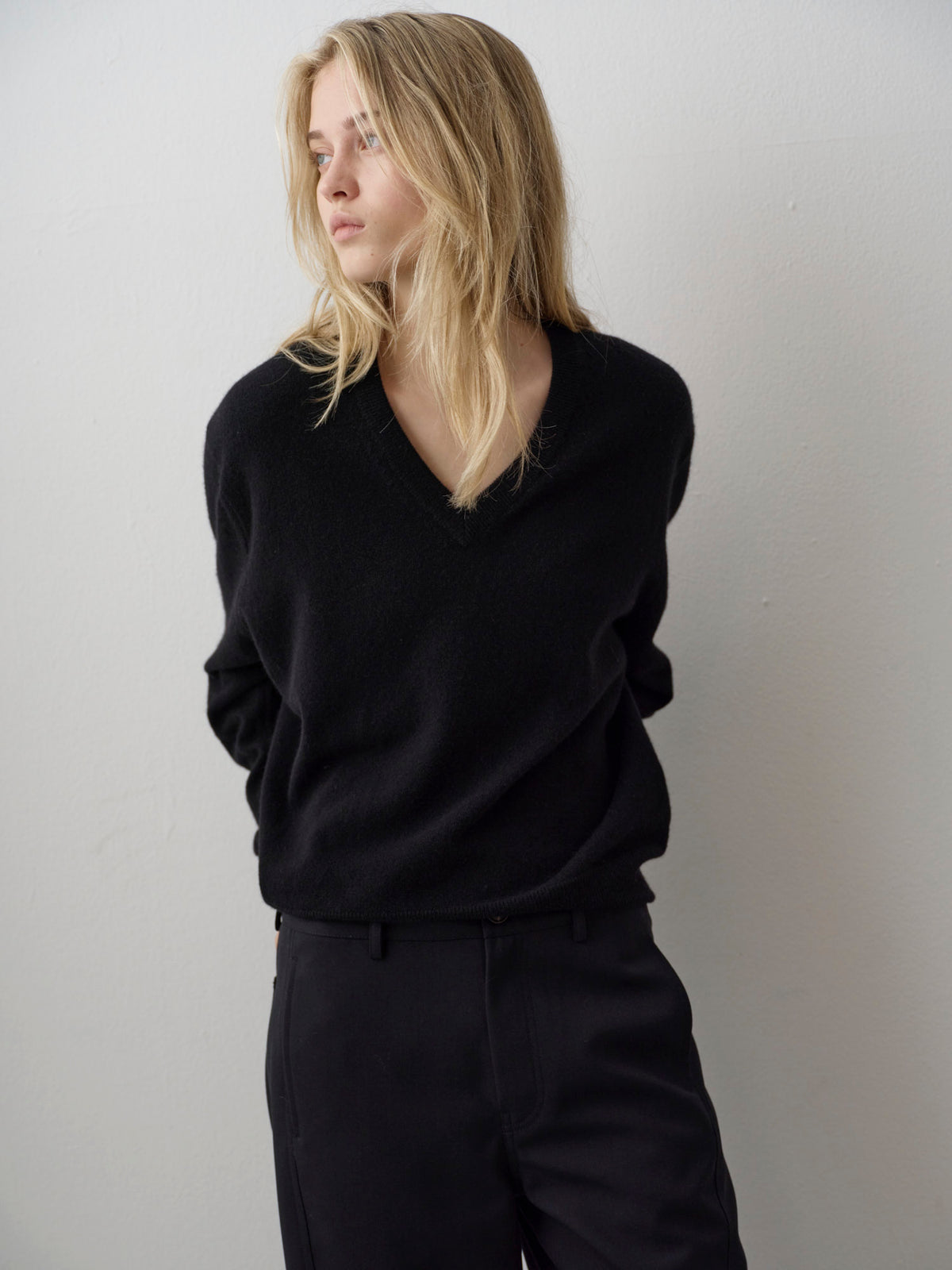 [11/18 Pre-order] Essential V-neck Knit_black