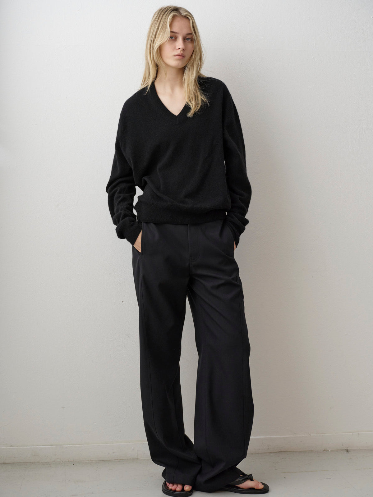 [11/18 Pre-order] Essential V-neck Knit_black