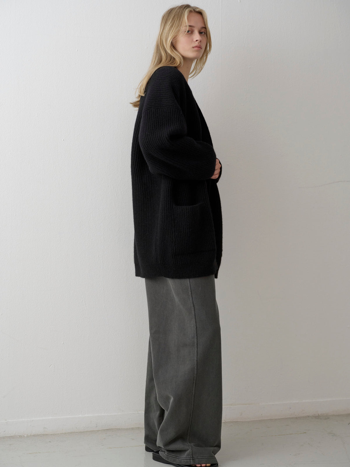 Shetland Wool V-Neck Cardigan_black