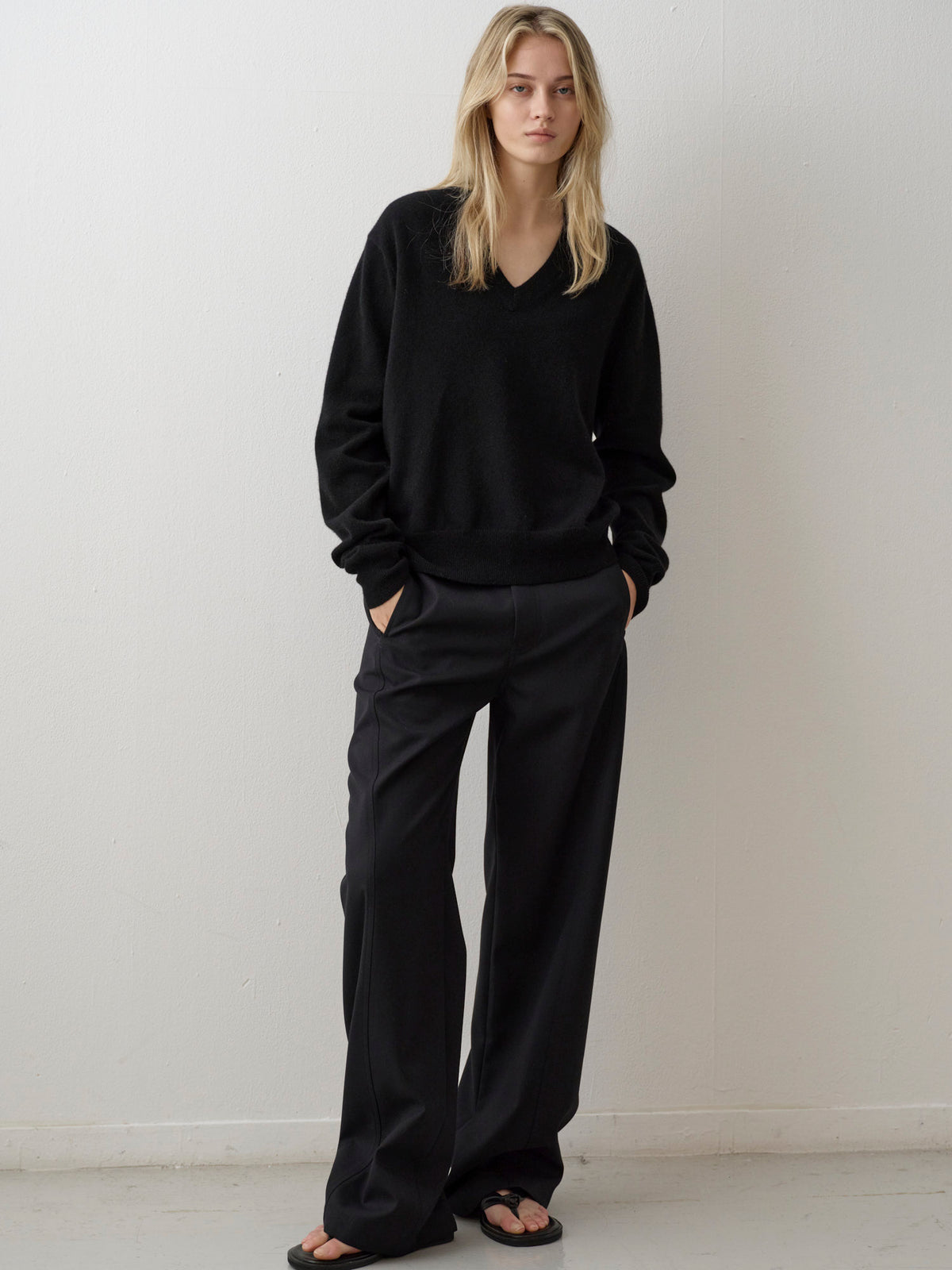 [11/18 Pre-order] Essential V-neck Knit_black