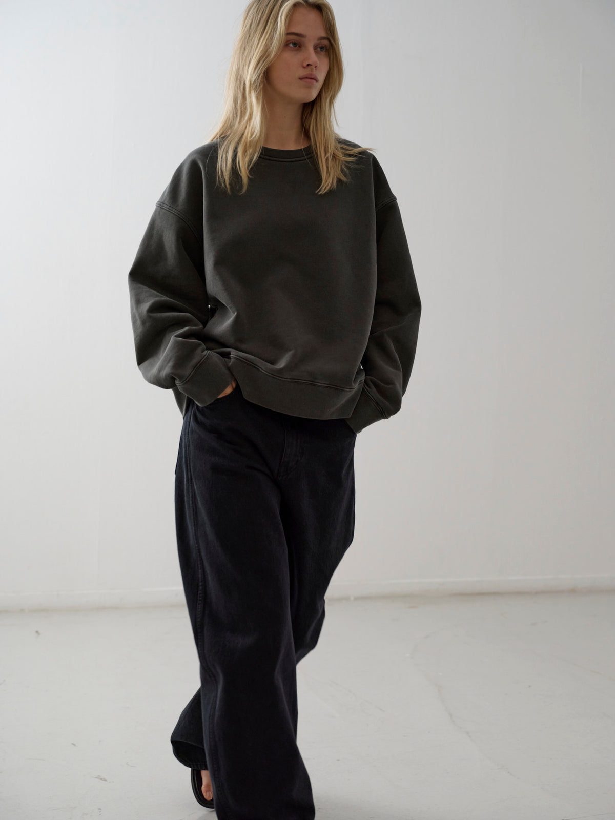 Oversized Fit Pigment Sweatshirt_charcoal
