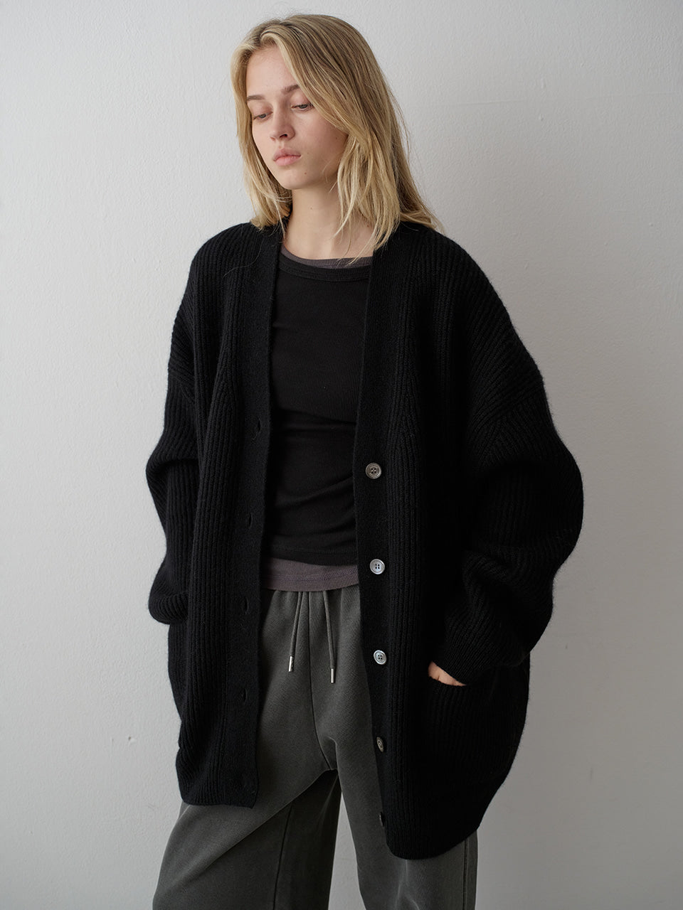 Shetland Wool V-Neck Cardigan_black