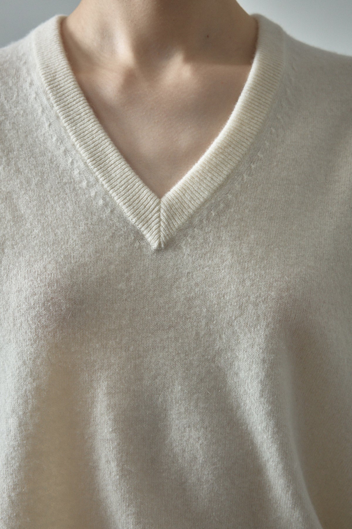 Essential V-neck Knit_ivory